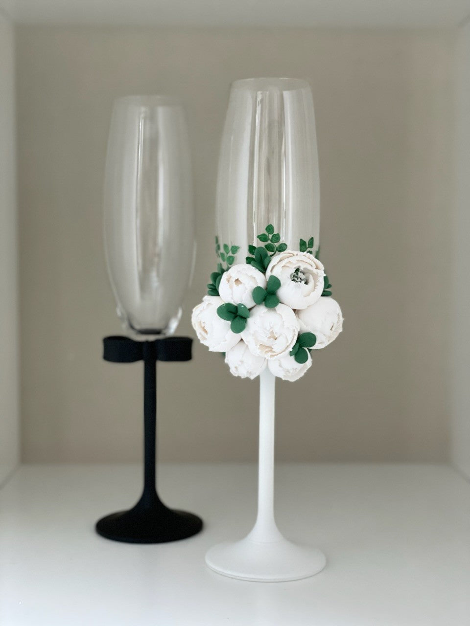 Pahare miri bujori albi