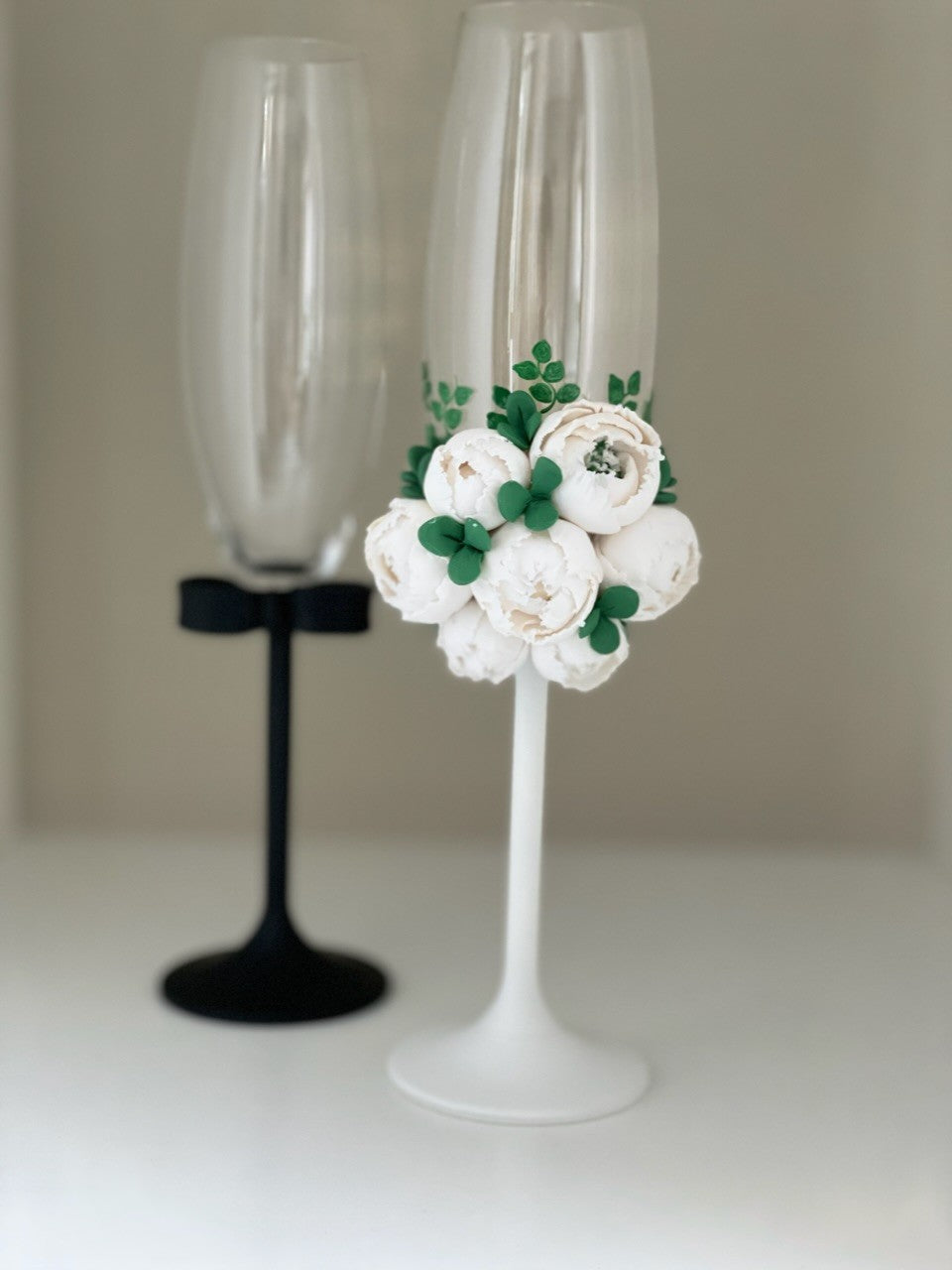 Pahare miri bujori albi